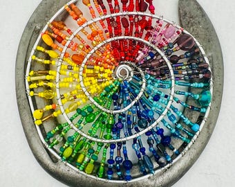 Herradura decorativa de metal reciclado: Adorno de pared con cuentas en espiral arcoíris (6x5 pulgadas)