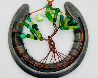 Árbol de la Vida en forma de herradura de la suerte: Cuentas de vidrio verde, luna de perla verde. Arte con alambre de cobre.