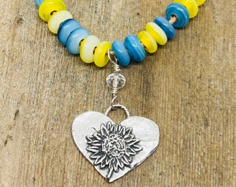 Collar de plata de ley con forma de corazón de girasol y cuentas azules y amarillas, con soporte de Ucrania.