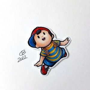 Könnte beinhalten: Eine Cartoon-Illustration eines Charakters, der eine rot-weiße Baseballkappe, ein blau-gelb gestreiftes Hemd und rote Schuhe trägt. Der Charakter lächelt und hat einen überraschten Gesichtsausdruck.