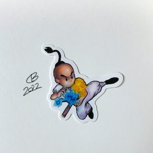 Könnte beinhalten: Ein Aufkleber mit einer Cartoonfigur in einer Kampfsportpose. Die Figur ist kahl mit einem schwarzen Pferdeschwanz, trägt ein weißes und lila Outfit mit einem gelben Schärpe und hält eine blaue Waffe. Der Aufkleber hat den Text "CB 2022".