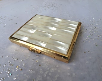 Precioso estuche vintage de nácar, elegante diseño, estuche vintage para polvos, estuche coleccionable, artículos de tocador vintage.