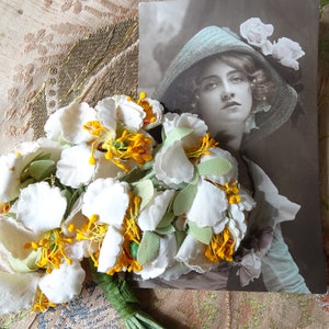 Lindas flores de chapelaria VINTAGE, guarnição de chapéu floral, corpete de vestido, flores de tecido, noiva, flores tamanho boneca, buquê de chapelaria antigo