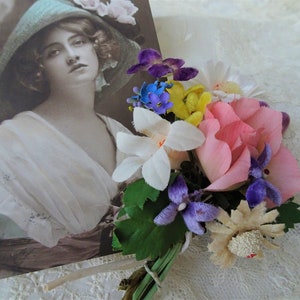 Lindas flores de milinery VINTAGE, veludo de seda e acabamento floral de algodão, noiva, tamanho de boneca, buquê de millinery antigo, flores pequenas, costura de herança