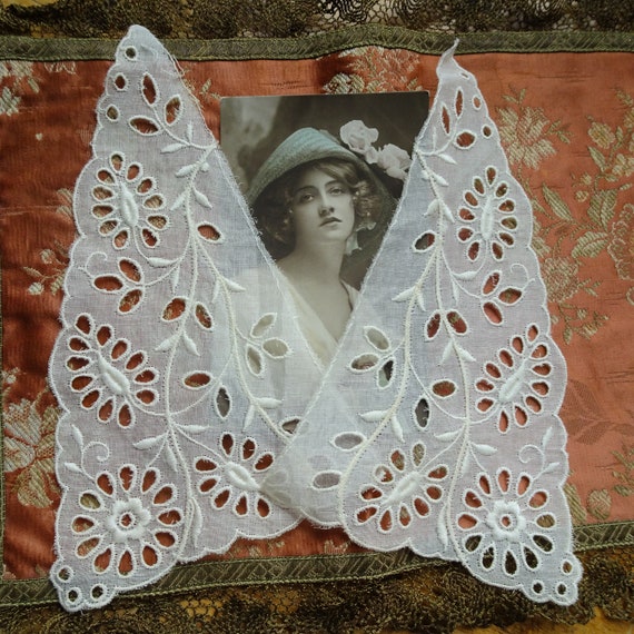 LOVELY Vintage Lace Collar, Beautifully Embroider… - image 1