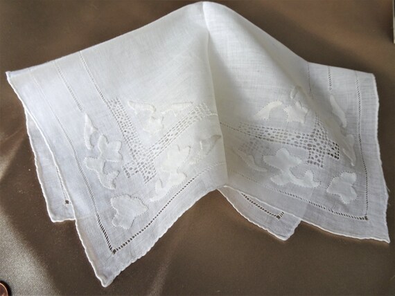 BEAUTIFUL Antique Hanky,Applique Hand Drawn Threa… - image 2