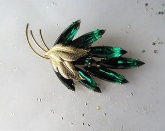 BEAUTIFUL Art Glass Brooch,Emerald Green Elongated Marquise Pin,Striking Design,Gold Tone Metal Leaves, Collectible Mid Century Jewelry