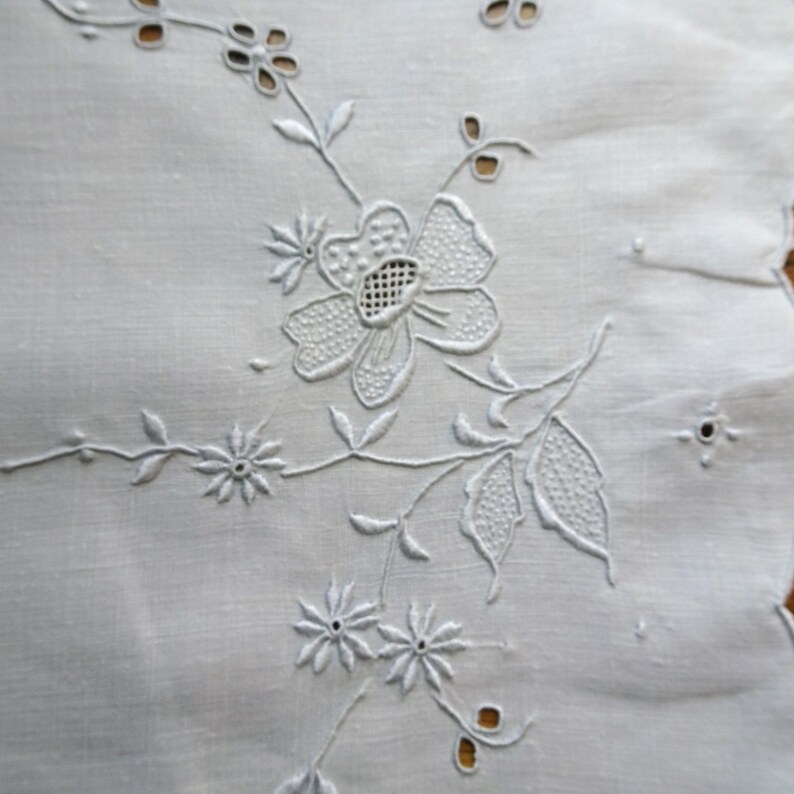 VÄNLIG Madeira bordsdekoration, handbroderad, upphöjd broderi, dukar, lantlig, fransk lantlig inredning, vintage bordslinne bild 3
