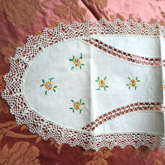 LOVELY Vintage Centerpiece, Pretty Floral Hand Embroidery, Lace Inserts and Trim, Beautiful Workmanship, Collectible Vintage Linens