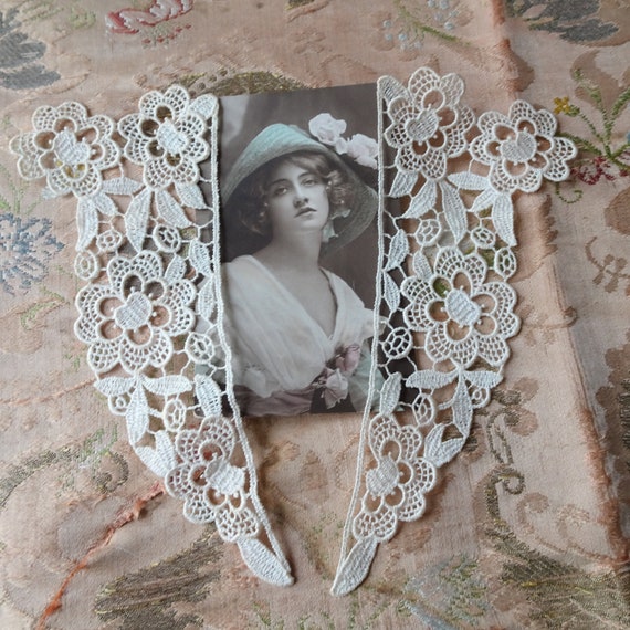 LOVELY Vintage Lace Ladies Collar, Never Used, Per
