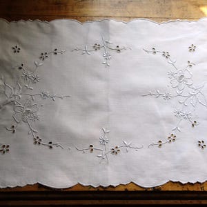 VÄNLIG Madeira bordsdekoration, handbroderad, upphöjd broderi, dukar, lantlig, fransk lantlig inredning, vintage bordslinne bild 2