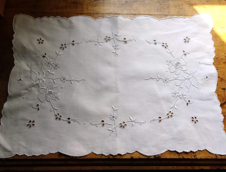 VÄNLIG Madeira bordsdekoration, handbroderad, upphöjd broderi, dukar, lantlig, fransk lantlig inredning, vintage bordslinne bild 2