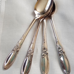 SCHÖNE Vintage weiße Orchidee Muster Silberplatte Teelöffel Community Silberplatte, Oneida, 4er Set, Geschenk würdiger Zustand, Ersatz