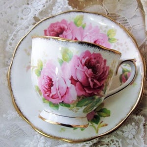 BEAUTIFUL Royal Albert American Beauty Teacup and Saucer Paul Longpre Lush Pink ROSES English Bone China,Collectible Cups and Saucers
