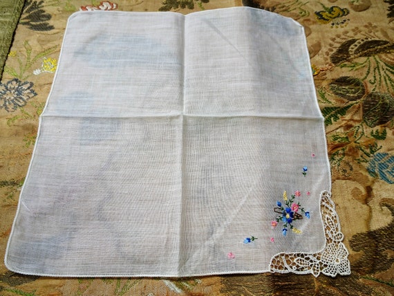 LOVELY Vintage Lace Handkerchief,Hand Embroidered… - image 3