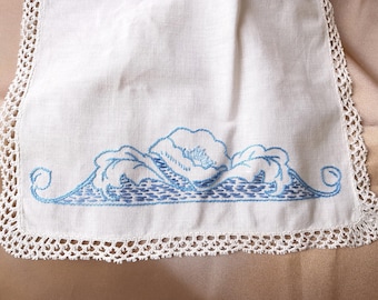 LOVELY Vintage Arts and Crafts Centerpiece or Tray Cloth, Beautiful Hand Embroidery Work, Collectible Vintage Linens