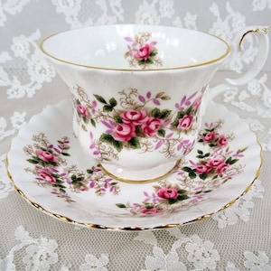 LOVELY Royal Albert English Bone China Teacup and Saucer,Lavender Rose Pattern,Charming Pink Roses Cup Saucer,Collectible Vintage Teacups
