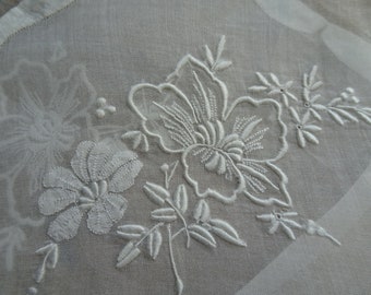 DREAMY Vintage Madeira Herzstück, wunderschön besticktes Organdy, erhabene Weißstickerei, schöne Verarbeitung, Sammlerstück Vintage Leinen