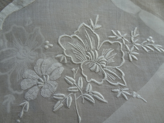 DREAMY Vintage Madeira Centerpiece, Gorgeous Embroidered Organdy, Raised Whitework, Beautiful Workmanship, Collectible Vintage Linens