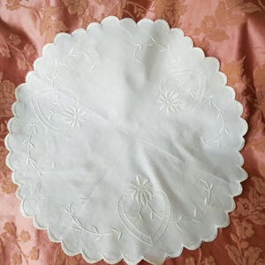 LOVELY Madeira Centerpiece Table Topper Doily,Hand Embroidered,Raised Embroidery,Doilies,Farmhouse,French Country Decor,Vintage Table Linens