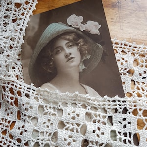 BELLISSIMA camicia da notte in pizzo all'uncinetto antico o corsetto, top all'uncinetto chemise, cucito di famiglia, esposizione, fattoria, arredamento francese, abbigliamento vintage