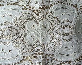 BELLISSIMO centrotavola vintage piccolo, traforato e in pizzo, centrotavola, tovaglia, decorazione per toletta, biancheria vintage da collezione