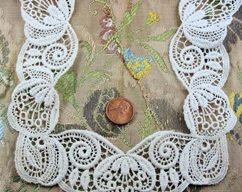 Adorável colarinho de renda vintage para crianças ou boneca grande, colar de tamanho pequeno difícil de encontrar, design intrincado, roupa melindrosa para casamento de noiva