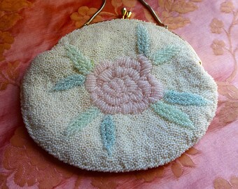 MOOIE jaren 1950 handtas met kralen, avondtasje met pastelkleurige glaskralen, handtas met microkralen, vintage portemonnees voor verzamelaars