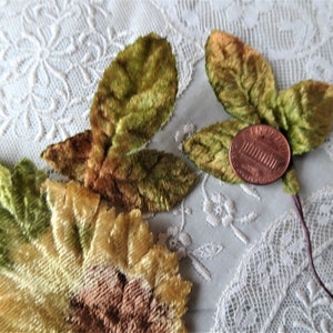 LOVELY Vintage Seidenblumen, Stoff-Samtblätter, Hutschmuck, Für Hüte und Puppen, Sammlerstück Vintage Seidenblumen