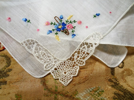 LOVELY Vintage Lace Handkerchief,Hand Embroidered… - image 1