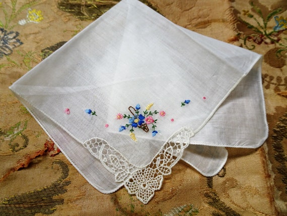 LOVELY Vintage Lace Handkerchief,Hand Embroidered… - image 2