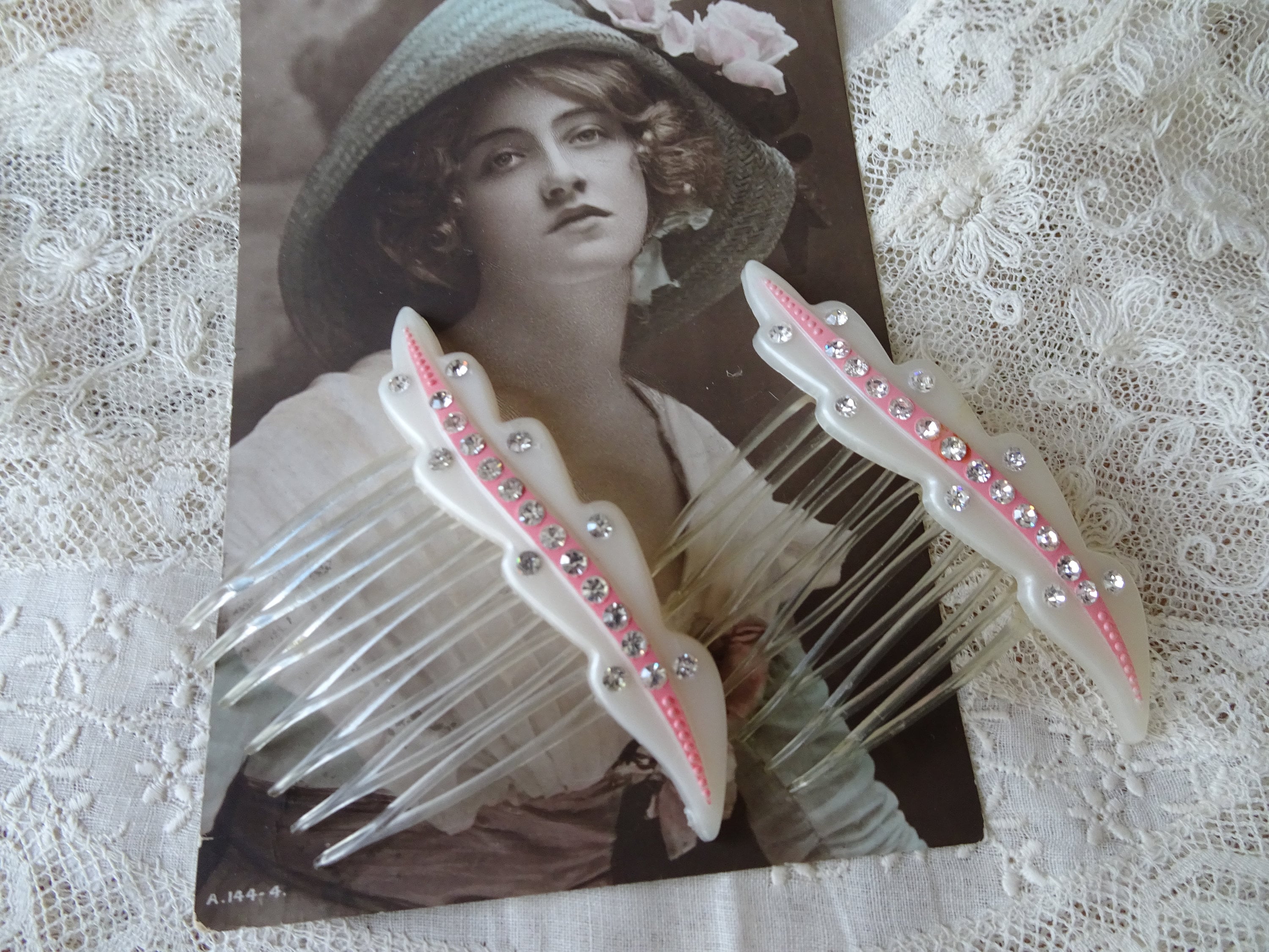 Peignes à Cheveux Vintage Années 50 - Fleurs Sculptées En Celluloïd - Rose Et Violet - USA