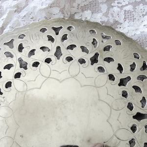 Vackert vintage silverpläterat tekannaunderlägg, värmeplatta, vackert rullande öppet arbete, fotställ, bröllop, brud, teälskare, samlarobjekt