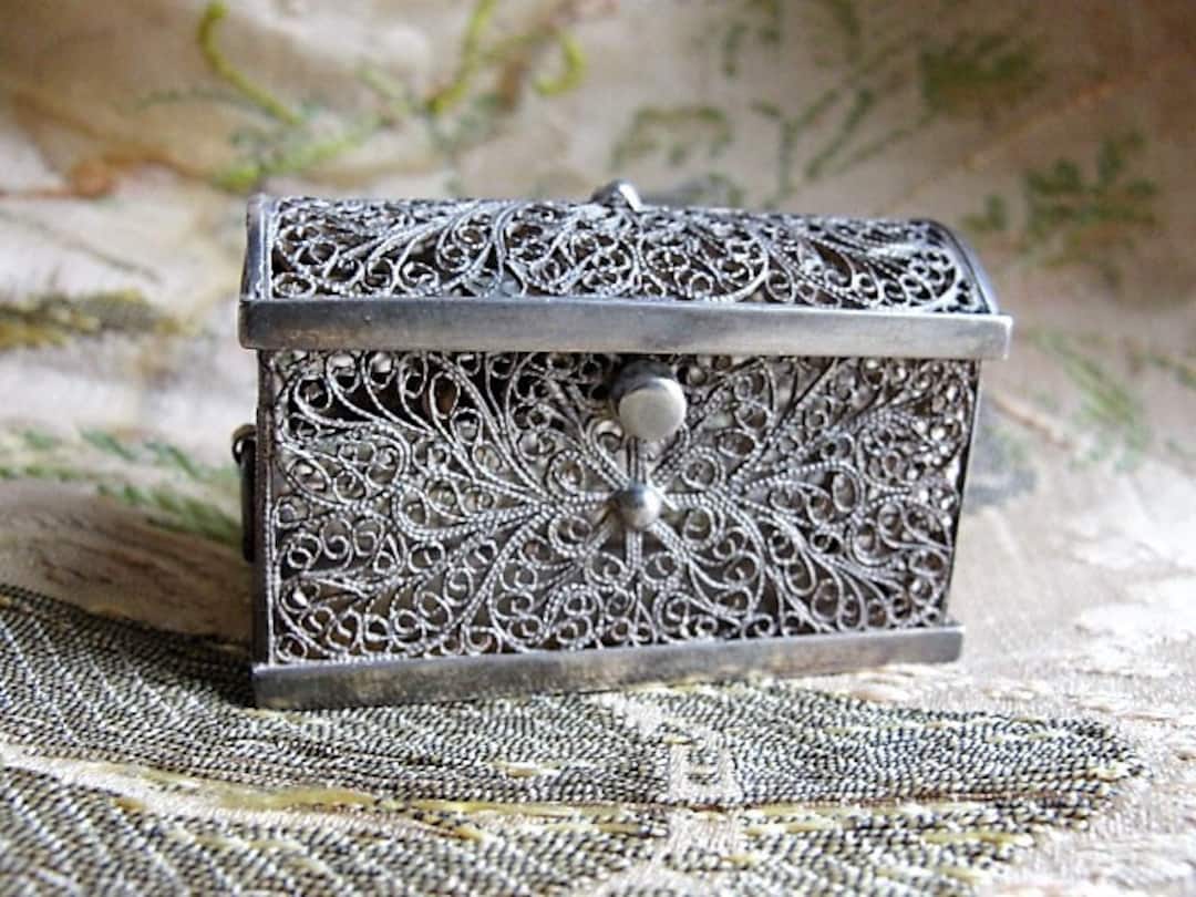 GORGEOUS Filigree Antique Silver Hinged Box,small Dome Top GORGEOUS Filigree Antique Silver Hinged Box,small Dome Top