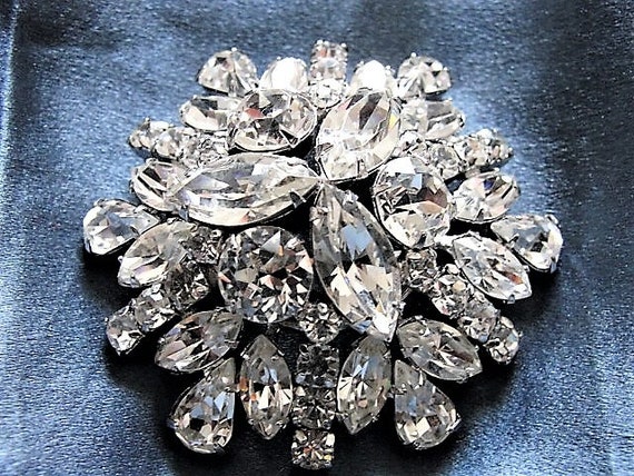 Prong set set sparkly marquise rhinestones set in rhodium plated metal. Clear stunning screw back vintage earrings