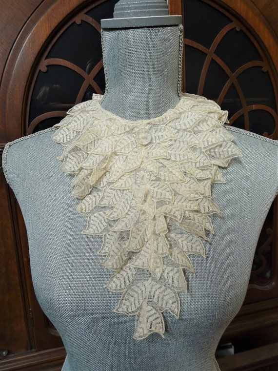 ANTIQUE 1930s French Netted Lace Collar, Multi Lay