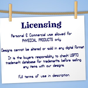Puede incluir: Una nota de papel blanca con el texto "Licensing" en azul negrita. La nota est&aacute; colgada de una cuerda con pinzas para la ropa. El texto en la nota dice: "Uso personal y comercial permitido para PRODUCTOS F&Iacute;SICOS &uacute;nicamente. Los dise&ntilde;os no se pueden alterar ni vender en ning&uacute;n formato digital. Es responsabilidad del comprador verificar la base de datos de marcas USPTO para las marcas antes de vender cualquier art&iacute;culo con nuestros dise&ntilde;os. T&eacute;rminos completos de uso en la descripci&oacute;n."