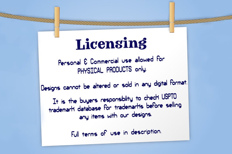 Puede incluir: Una nota de papel blanca con el texto "Licensing" en azul negrita. La nota est&aacute; colgada de una cuerda con pinzas para la ropa. El texto en la nota dice: "Uso personal y comercial permitido para PRODUCTOS F&Iacute;SICOS &uacute;nicamente. Los dise&ntilde;os no se pueden alterar ni vender en ning&uacute;n formato digital. Es responsabilidad del comprador verificar la base de datos de marcas USPTO para las marcas antes de vender cualquier art&iacute;culo con nuestros dise&ntilde;os. T&eacute;rminos completos de uso en la descripci&oacute;n."