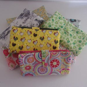 Cartera de tela con compartimento con cremallera, 16 ranuras para tarjetas, 2 bolsillos ocultos y espacio para el teléfono. 19 cm de largo x 10 cm de ancho. Acolchada, lavable y ligera.