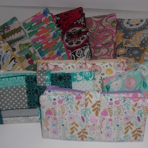 Cartera de tela con compartimento con cremallera, 16 ranuras para tarjetas, 2 bolsillos ocultos y espacio para el teléfono. 19 cm de largo x 10 cm de ancho. Acolchada, lavable y ligera.