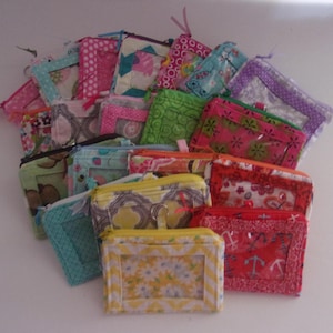 Carteras de identificación con bolsillo con cremallera - Orientación horizontal. 11,7 cm de largo x 8,9 cm de alto.