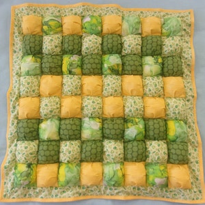 Baby Puff Blanket/Bubble quilt 29&quot;x29&quot;  - Frogs in yellow & green