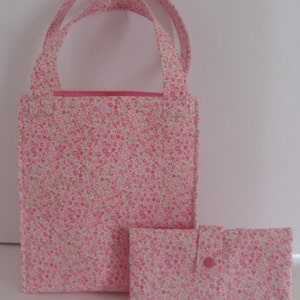 Bolso de mano con diseño floral rosa y billetera a juego, de tela, muy bien acolchado y forrado, con asas y bolsillo.