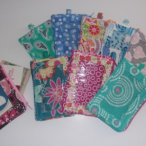 Carteras de identificación con bolsillo con cremallera - Orientación vertical. 11,7 cm de alto x 8,9 cm de largo.