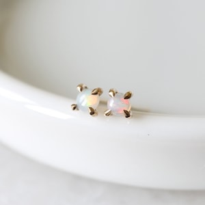 Winzige Ohrstecker aus Opal und recyceltem Gold • 9ct, 18ct, 9K, 18K Gold • Handgefertigte 2 mm, 3 mm oder 4 mm Edelstein Ohrstecker