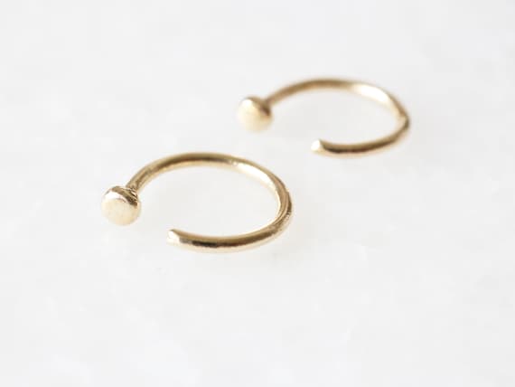 Orecchini A Cerchio Huggie Piccoli E Piccoli Riempiti D'oro - Foto 5