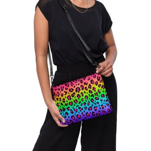Bolso bandolera o de mano con estampado de leopardo arcoíris