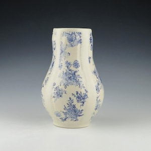 Vase fait main en porcelaine bleue et blanche à motif toile