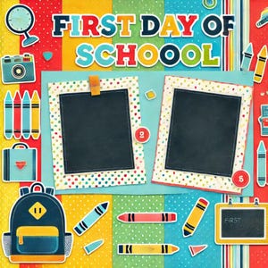 Peut inclure: Une page de scrapbooking colorée avec les mots "First Day of School" en grandes lettres colorées. La page présente deux cadres photo vierges, un sac à dos, des crayons et d'autres décorations sur le thème de l'école.