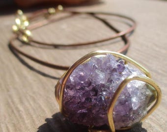 Collana con pietra avvolta in filo metallico e cordino in pelle